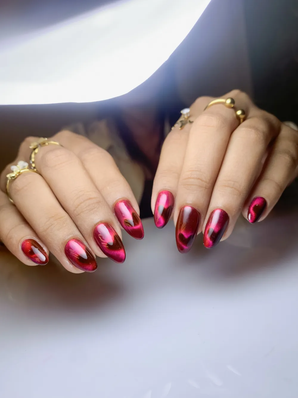 Hasil nail art Cat Eye merah glowing dan elegan - kursus nail art cat eye online