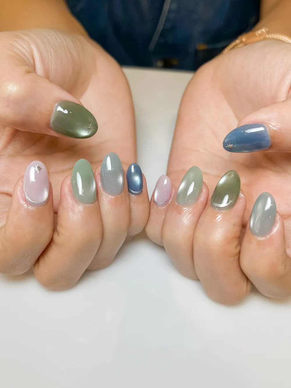Hasil nail art Cat Eye kombinasi warna pastel dengan aksen bintang - kursus nail art cat eye online