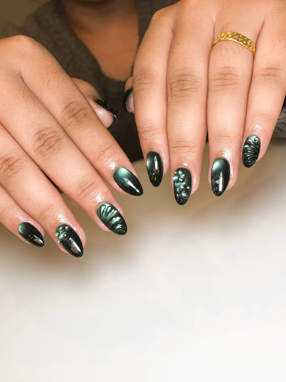Hasil nail art Cat Eye hijau dengan detail 3D dimensional - kursus nail art cat eye online