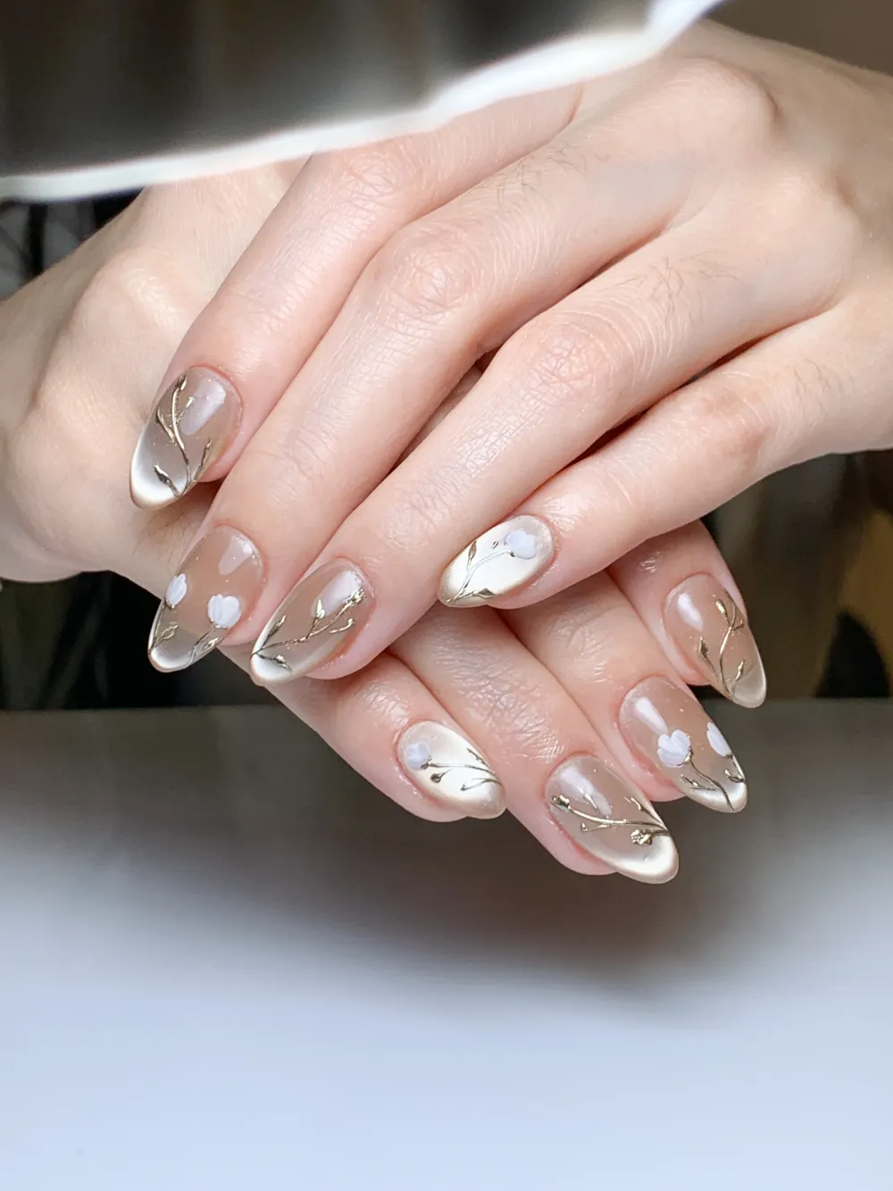 Hasil nail art Cat Eye champagne dengan ornamen bunga dan emas - kursus nail art cat eye online