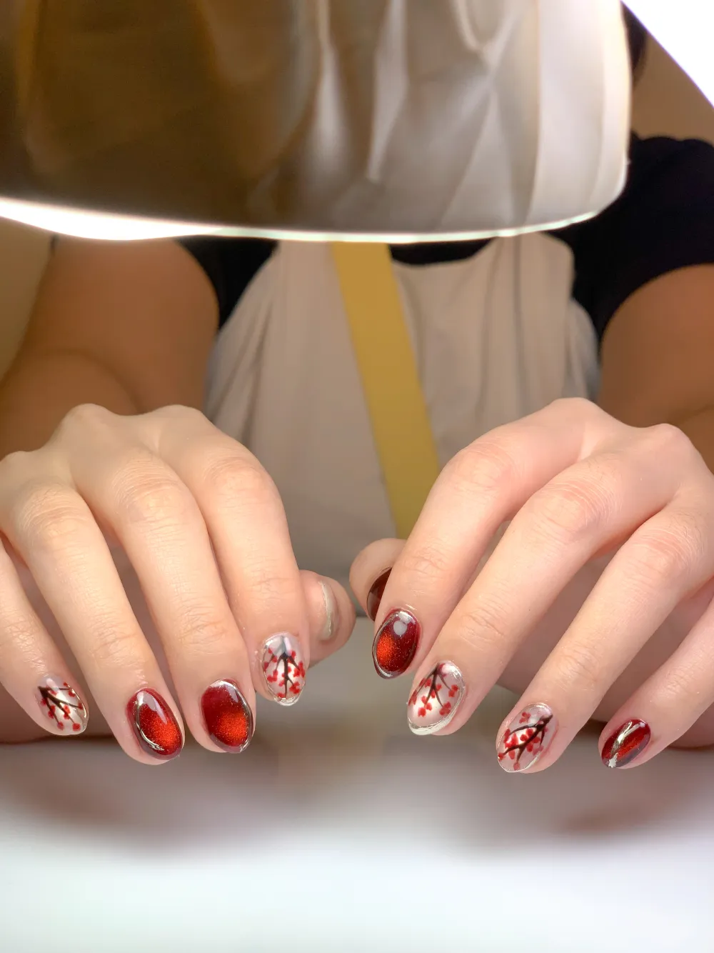 Hasil nail art Cat Eye merah motif bunga sakura - kursus nail art cat eye online