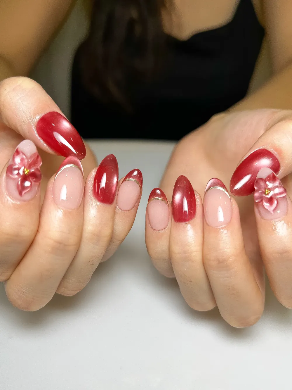 Hasil nail art Cat Eye merah French dengan bunga 3D - kursus nail art cat eye online