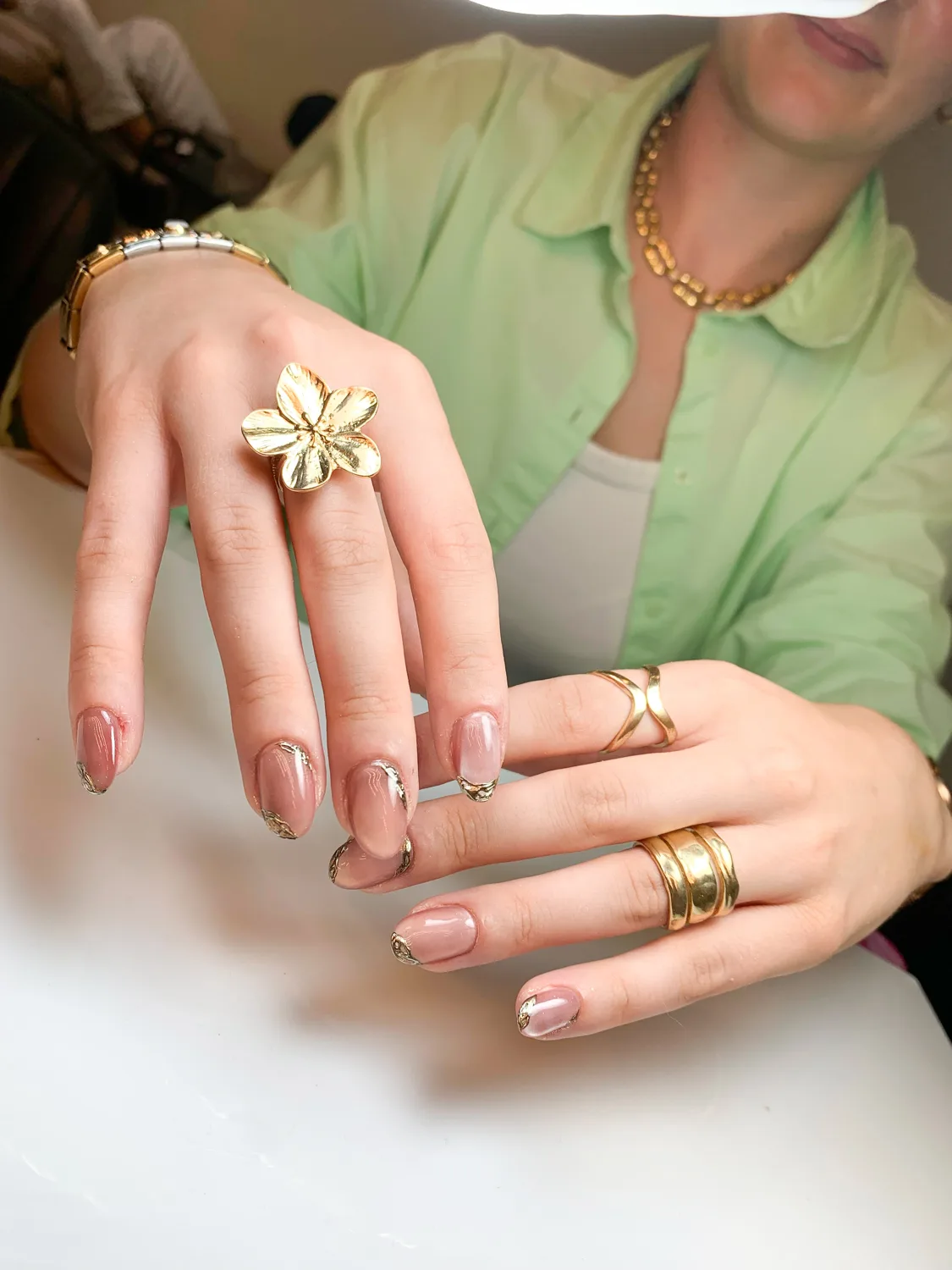 Hasil nail art dengan aksen gold chrome pada ujung kuku nude - kelas nail design chrome online