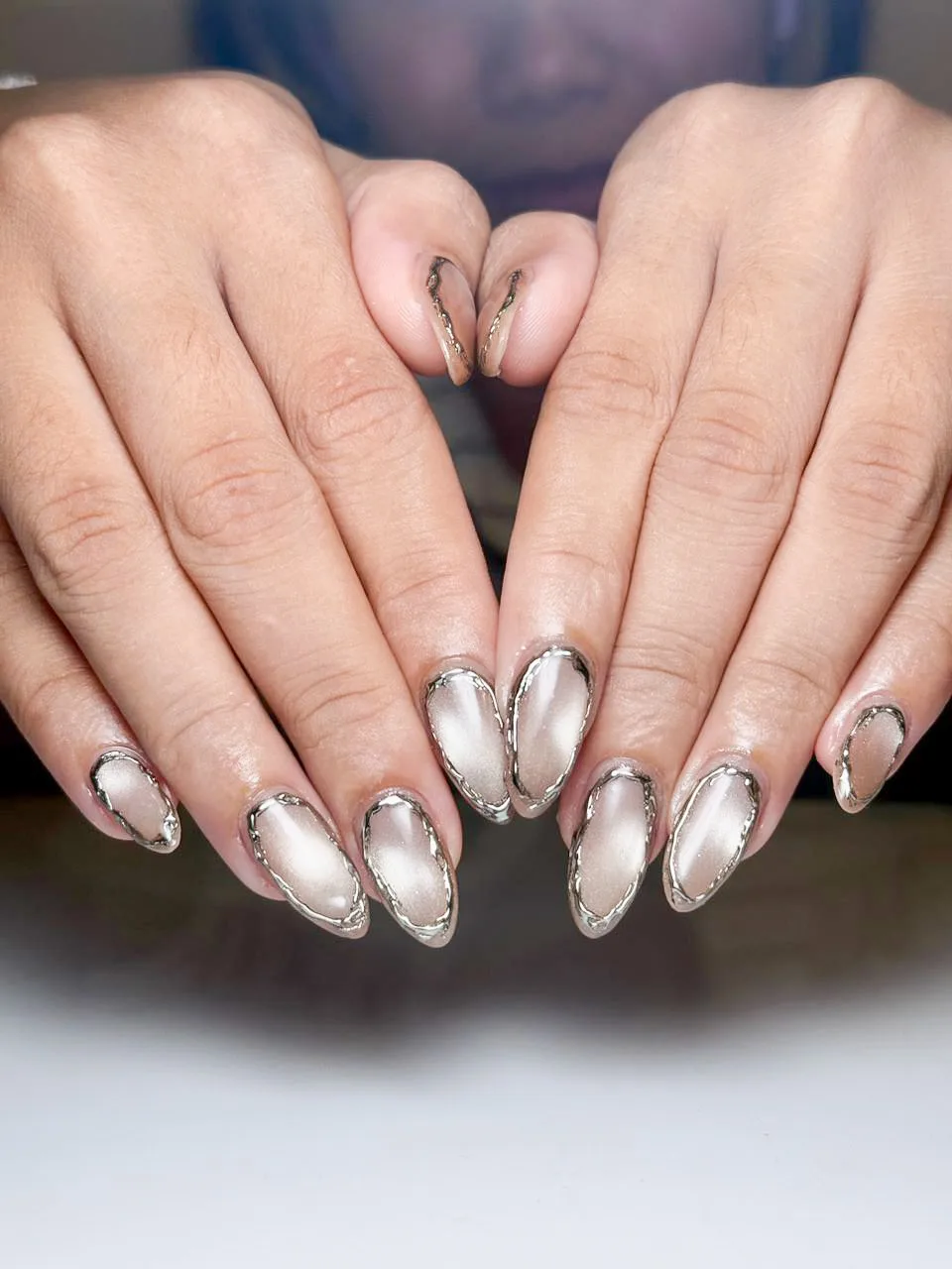 Hasil velvet champagne dengan bingkai 3D chrome silver - kelas nail design chrome online
