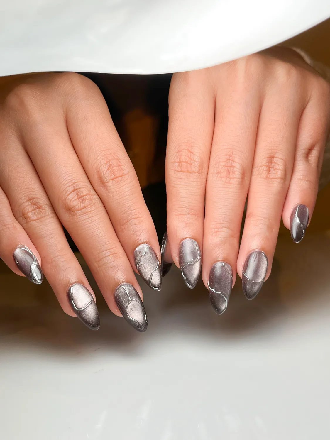 Hasil velvet gunmetal dengan garis 3D chrome timbul - kelas nail design chrome online