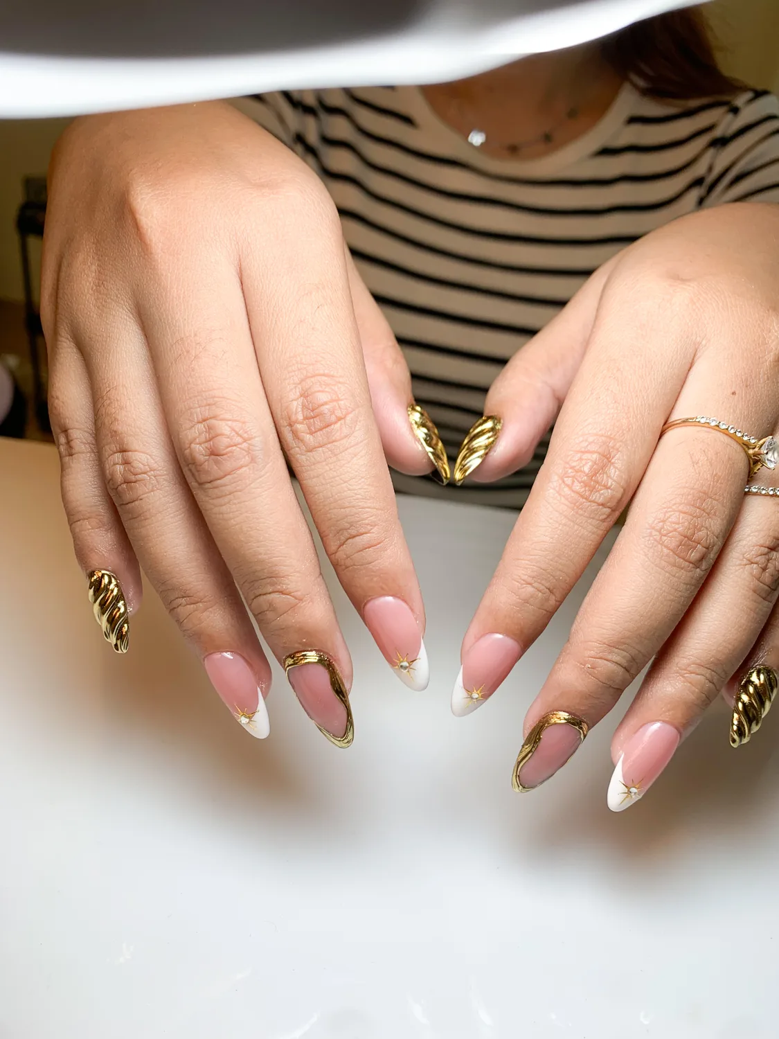 Hasil struktur 3D gold chrome sculpted di atas French tip putih - kelas nail design chrome online