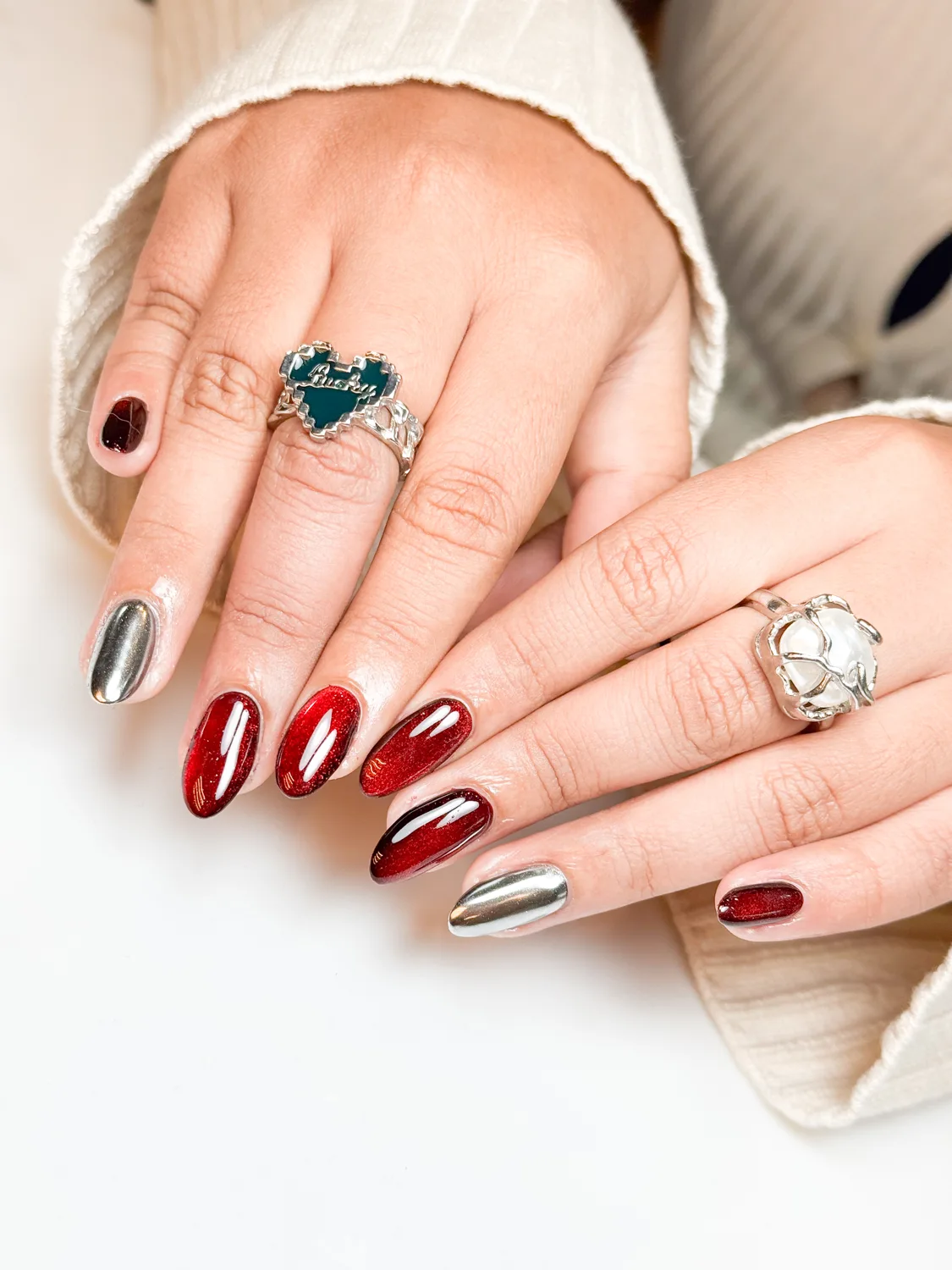 Hasil kombinasi silver mirror chrome dan merah velvet - kelas nail design chrome online