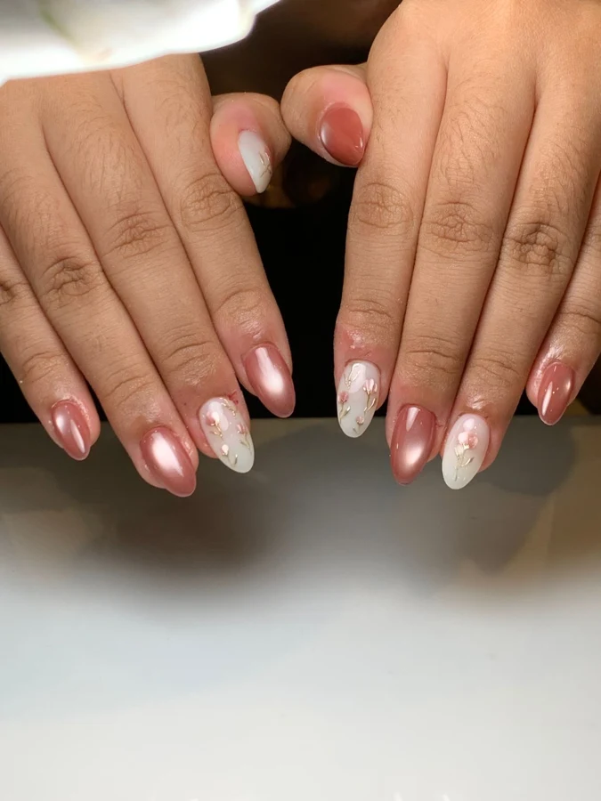 Portofolio soft gel tip Feta Beauty Studio — pink chrome dengan aksen desain