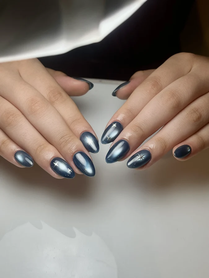 Portofolio soft gel tip Feta Beauty Studio — navy chrome bentuk almond