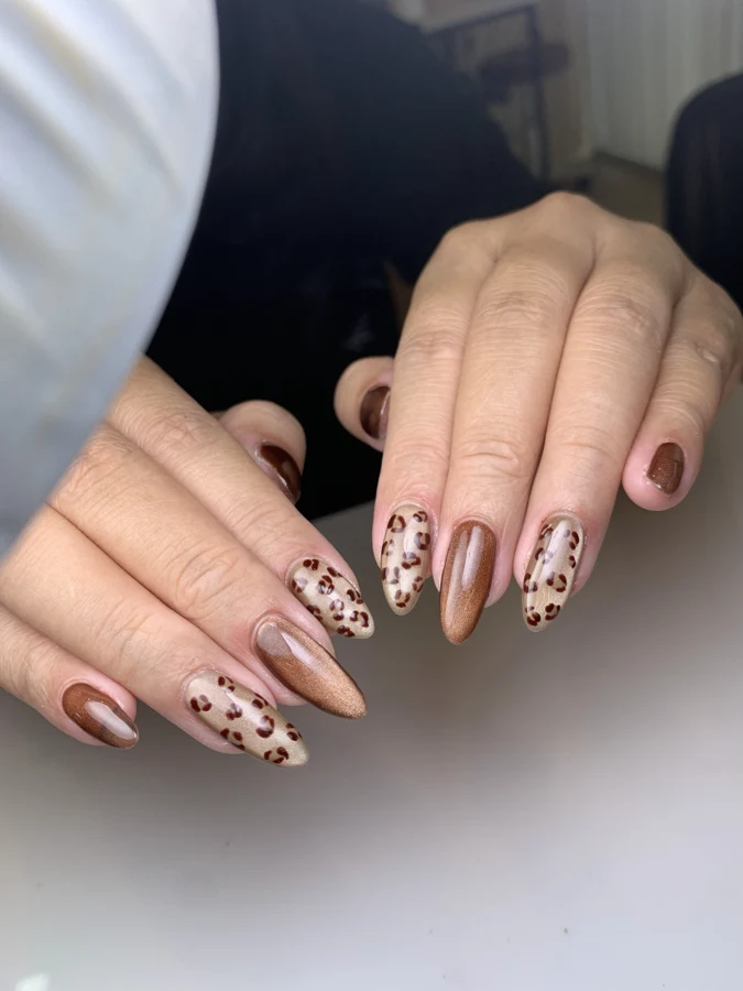 Portofolio soft gel tip Feta Beauty Studio — desain leopard warna cokelat