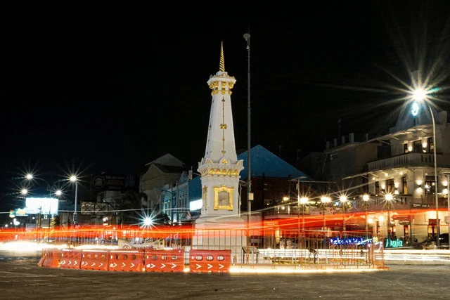 tugu jogja malam hari
