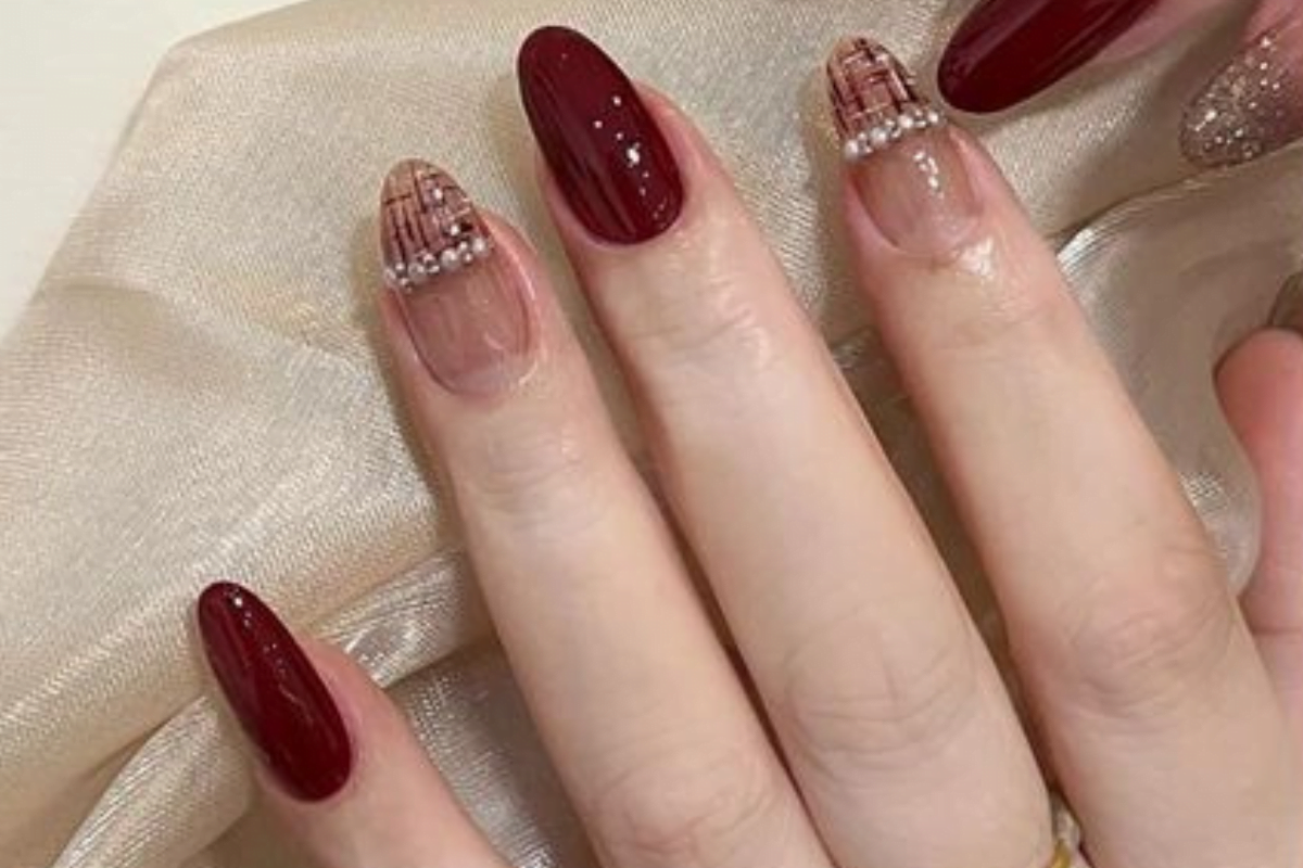 nail art simple maroon