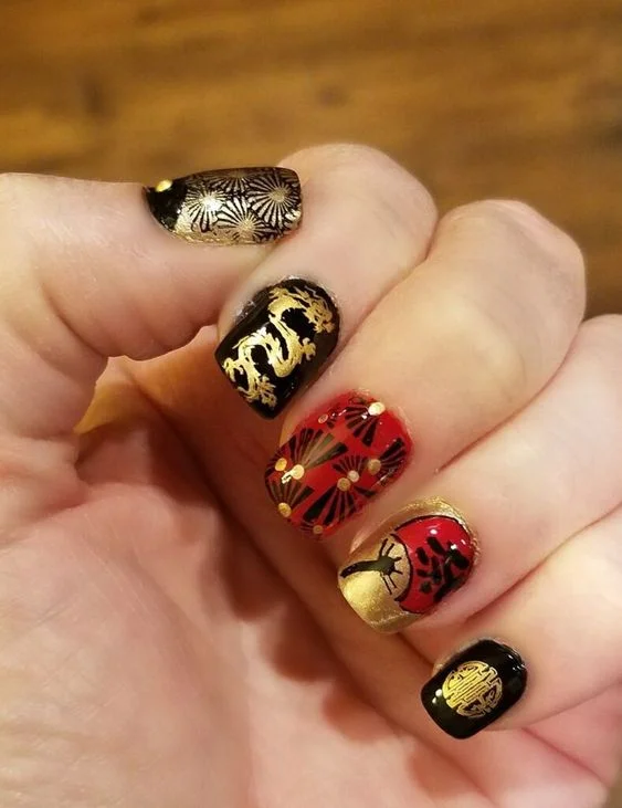 Nail art Imlek warna gold