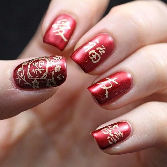 nail art Imlek warna maroon