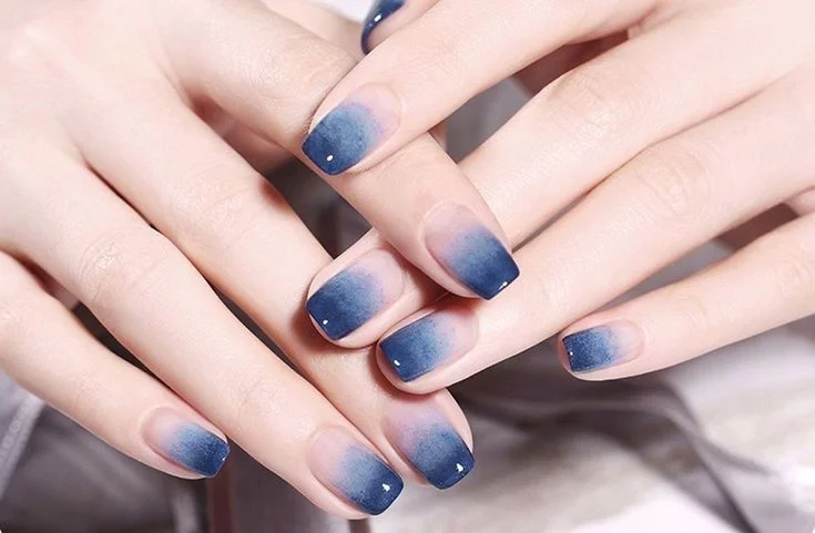 nail art ombre biru