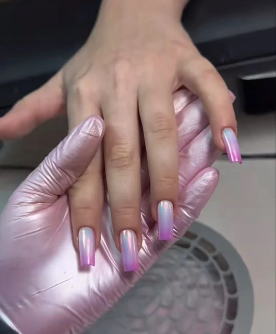 inspirasi desain Nail art dengan aksen metalic