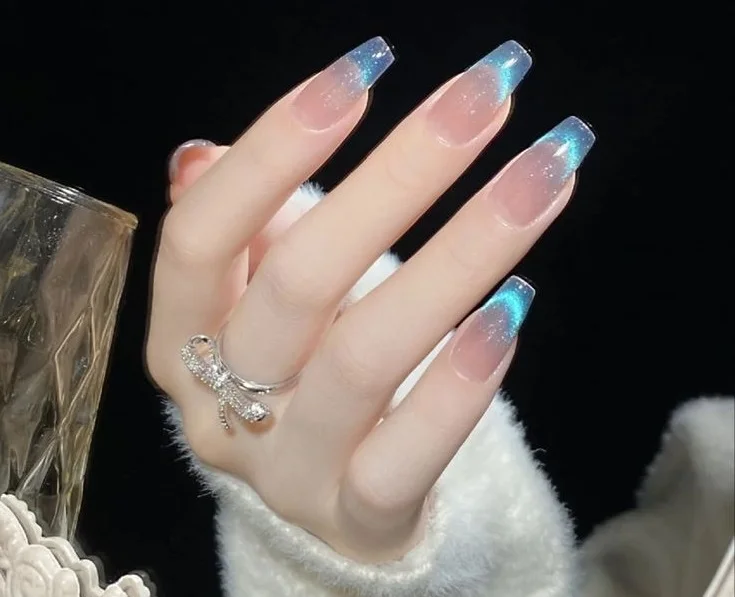 inspirasi desain Nail art dengan french tip metalic