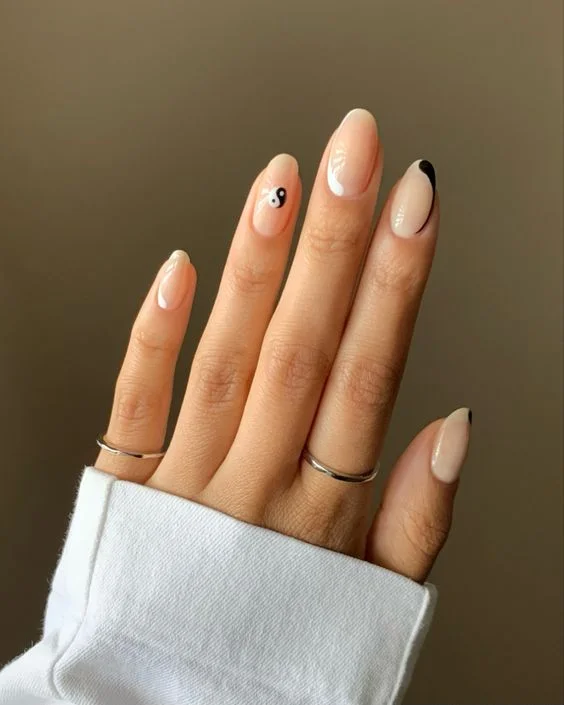inspirasi design Nail art negative space