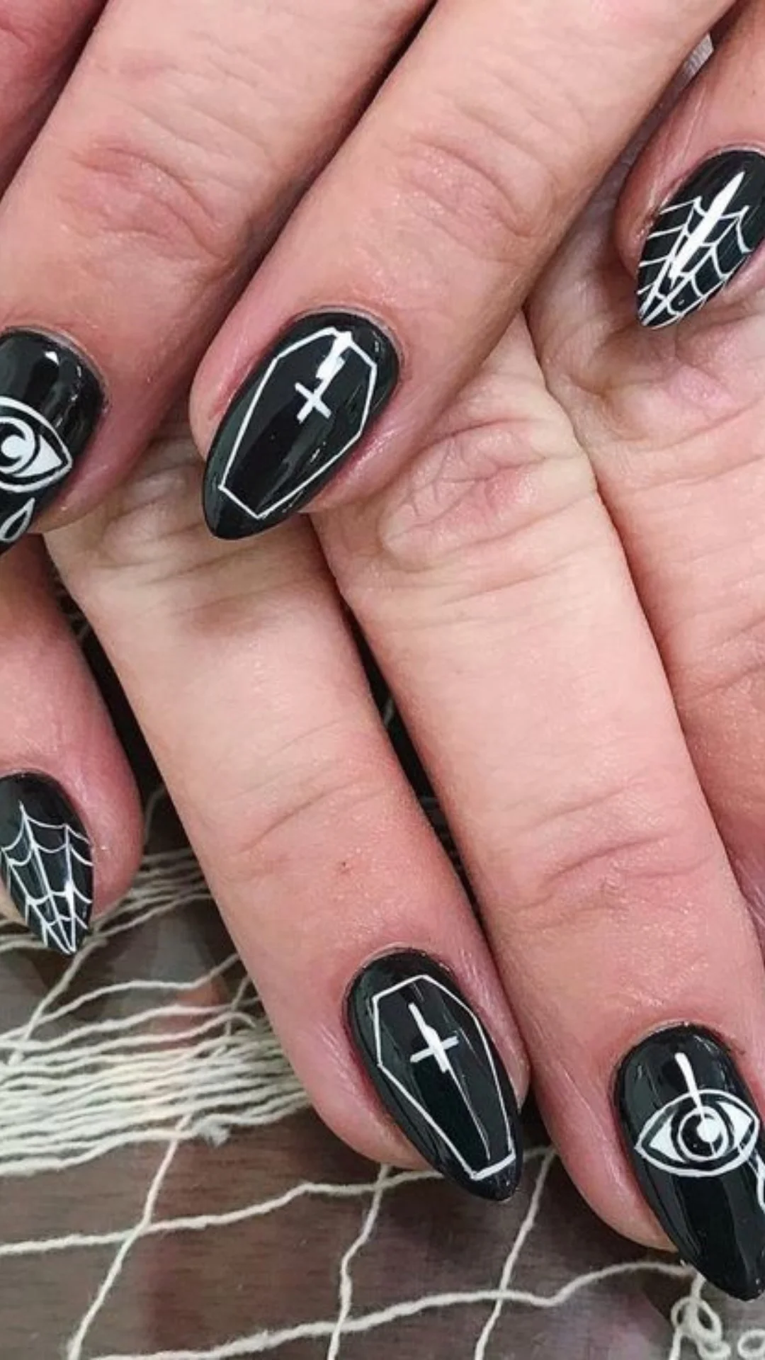 Nail Art Hitam edgy dan berani