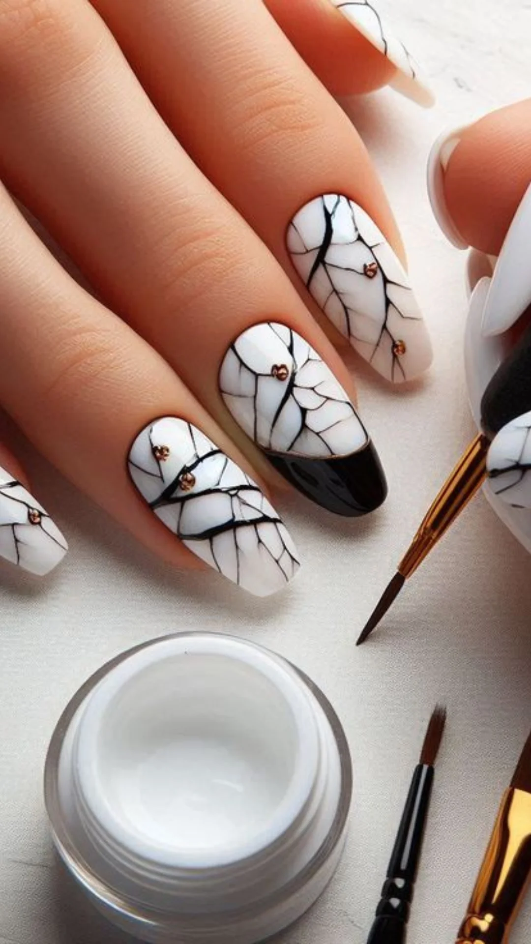 style Nail Art Hitam edgy dan berani