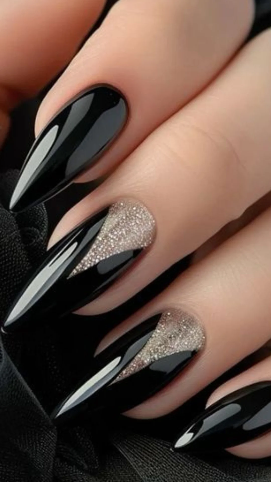 ide desain Nail Art Hitam edgy dan berani
