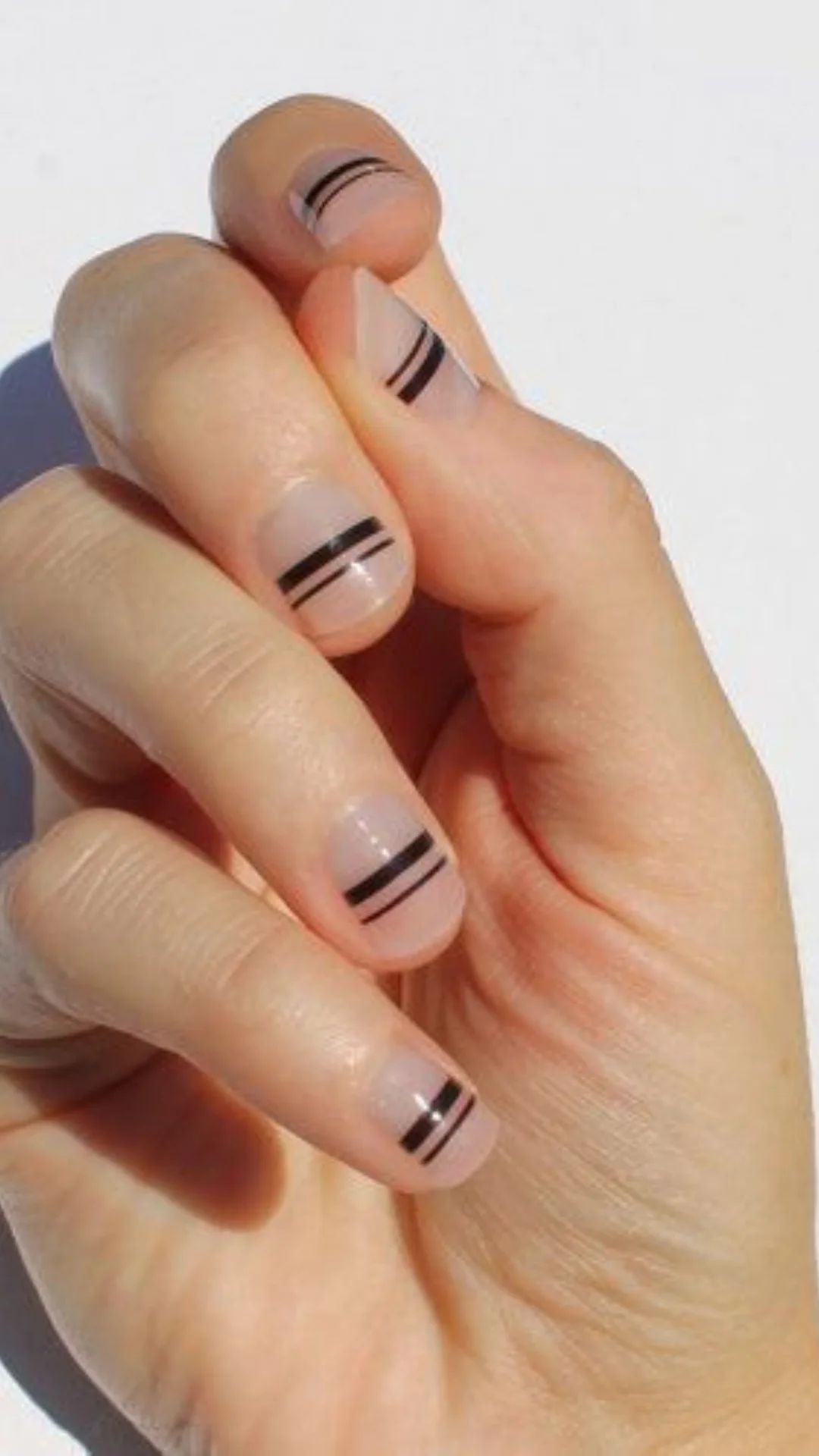 Nail Art Hitam Simple untuk Pemula