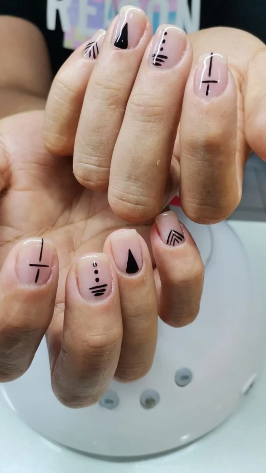 Nail Art Hitam motif minimalis