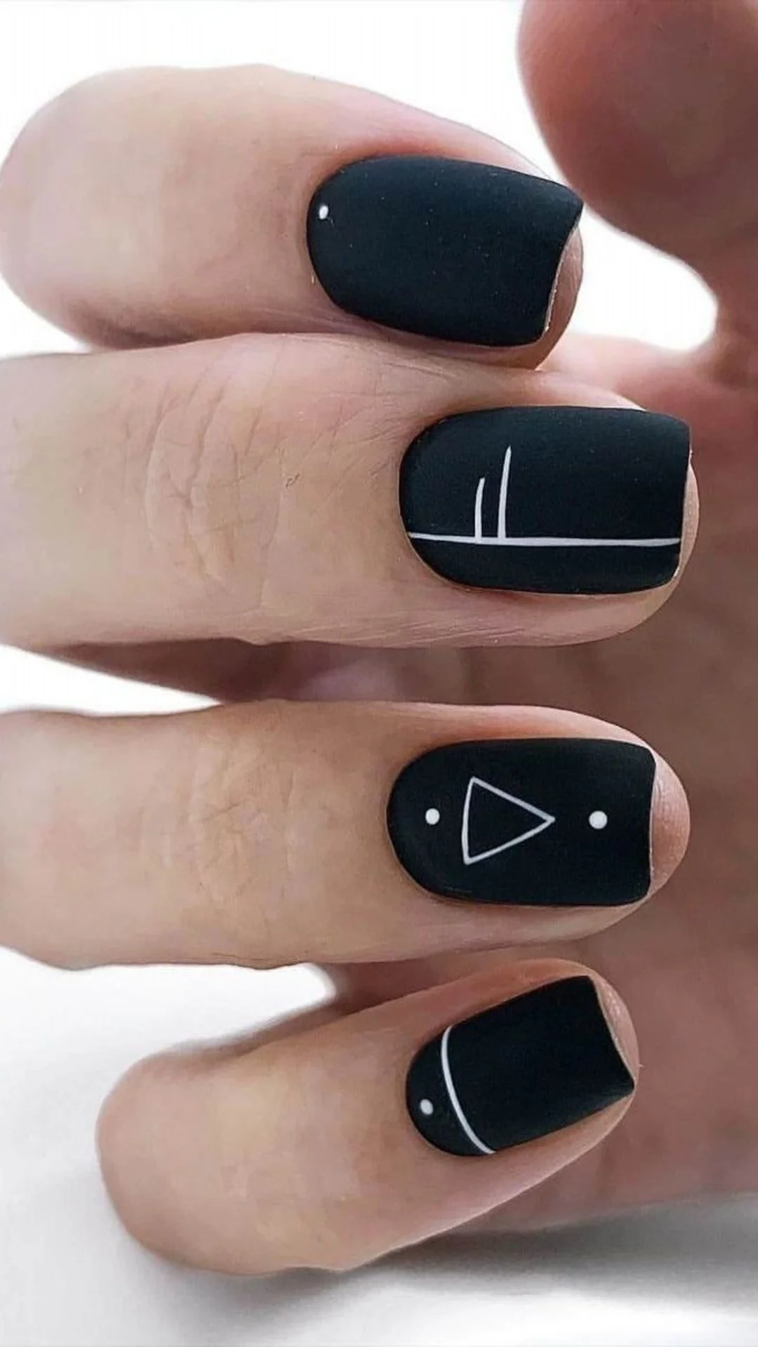 Nail Art Hitam minimalis