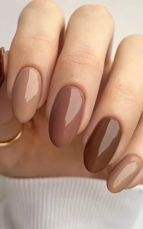 Ide desain nail art cokelat elegan
