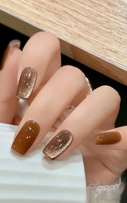 Ide desain nail art cokelat glitter