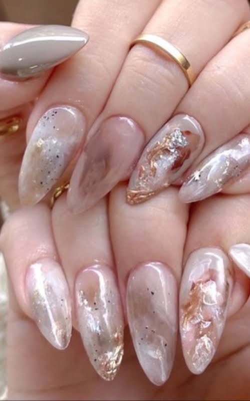 Ide desain nail art marble putih