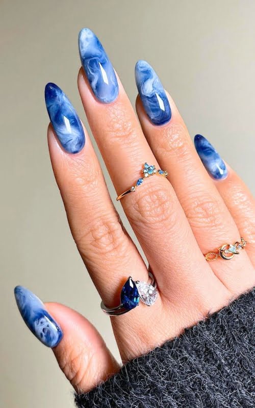 Ide desain nail art marble biru