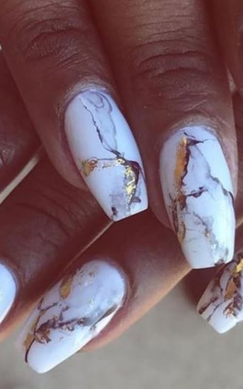 Ide desain nail art marble emas