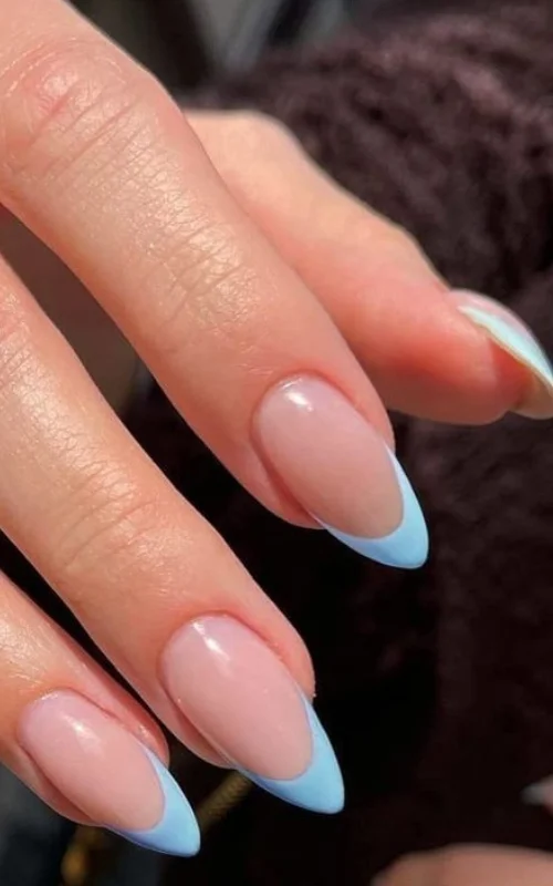 ide design nail art biru muda gaya french