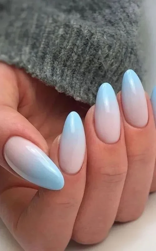 ide design nail art biru muda gaya ombre