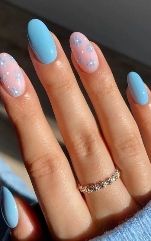 ide design nail art biru muda gaya floral