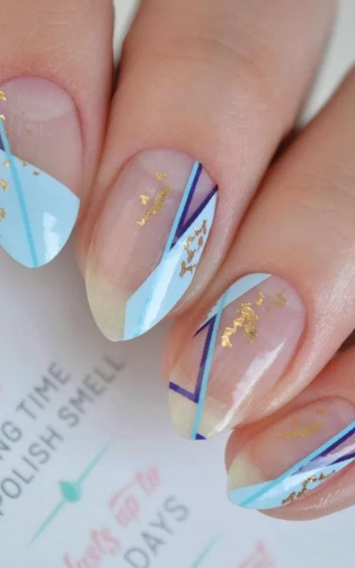 ide design nail art biru muda gaya geometric
