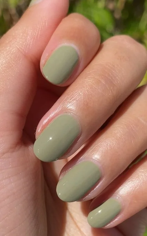 ide desain nail art hijau sage solid