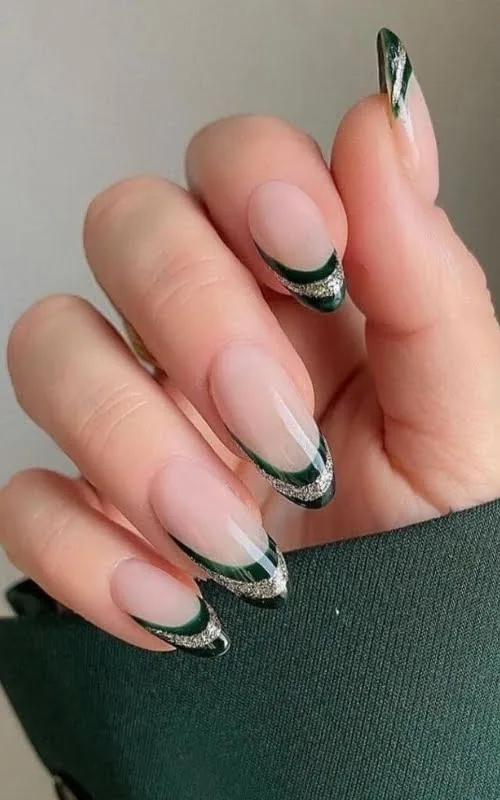 ide desain nail art hijau sage glitter di ujung