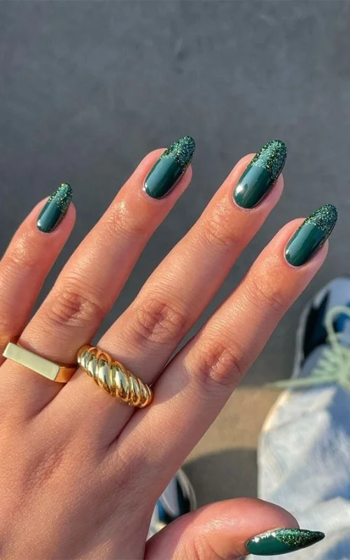 ide desain nail art hijau sage glitter gradasi