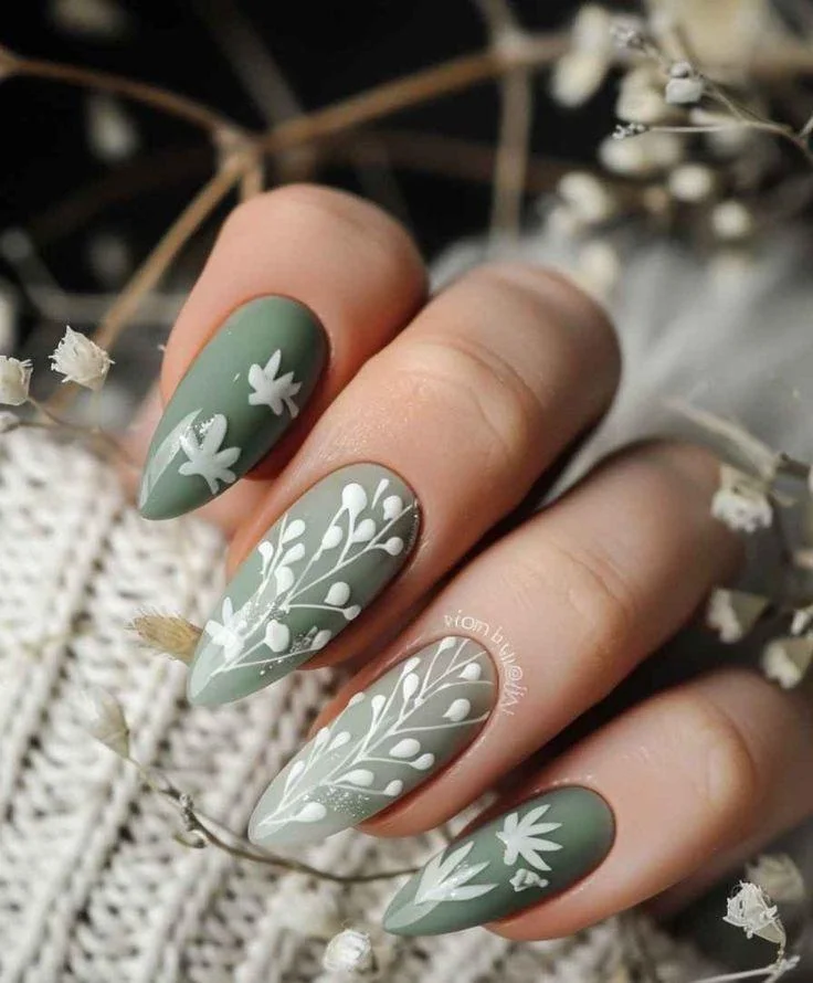 ide desain nail art hijau sage floral kecil
