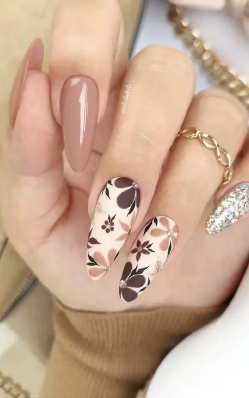 ide desain nail art cokelat susu floral