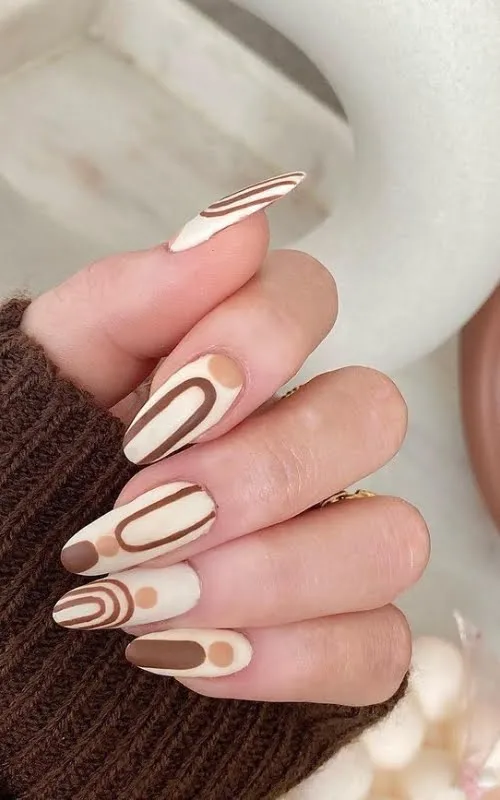 ide desain nail art cokelat susu geometric