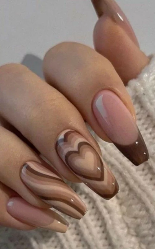 ide design nail art cokelat susu motif hati