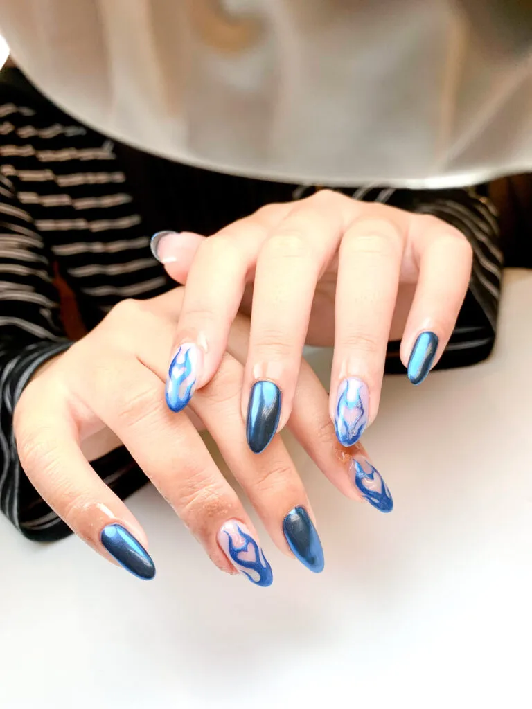 Nail art biru chrome dengan efek cat eye