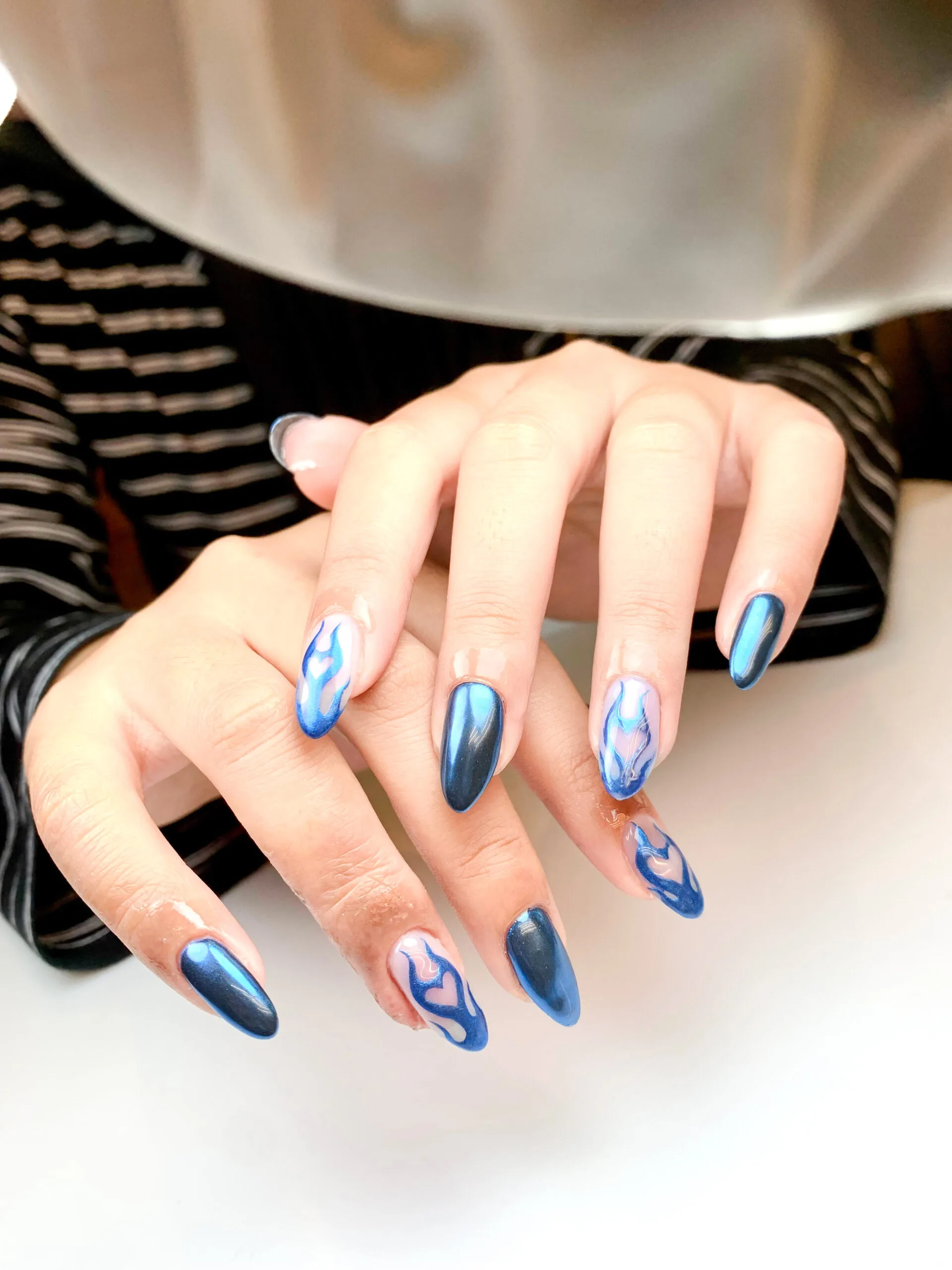 Nail art biru metalik dengan gradasi chrome