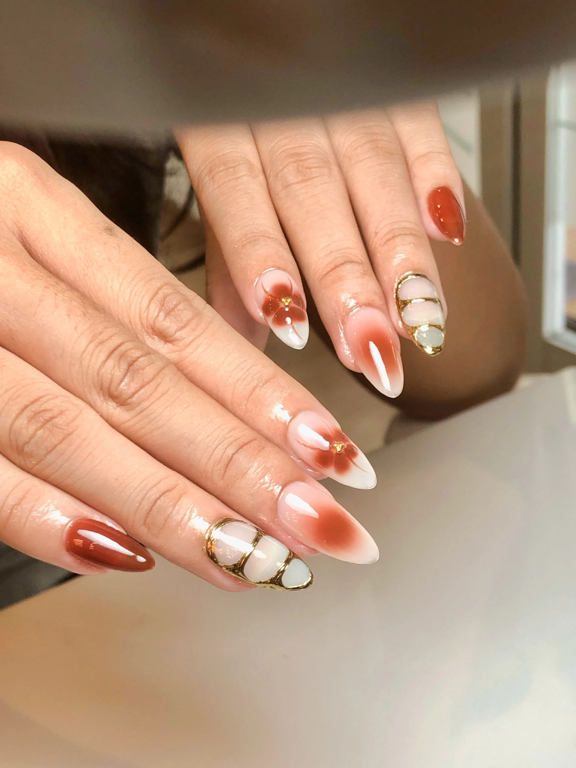Nail art french merah bata dengan bunga 3D putih