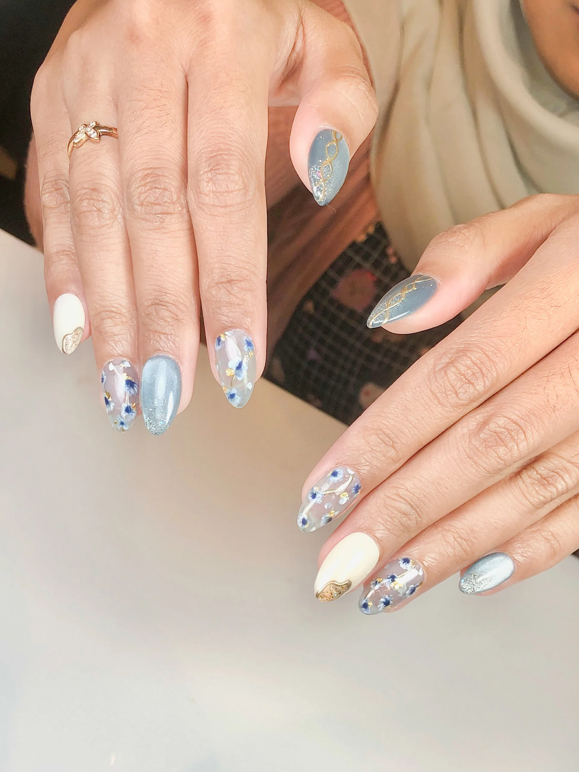 Nail art biru muda lembut dengan detail ornamen