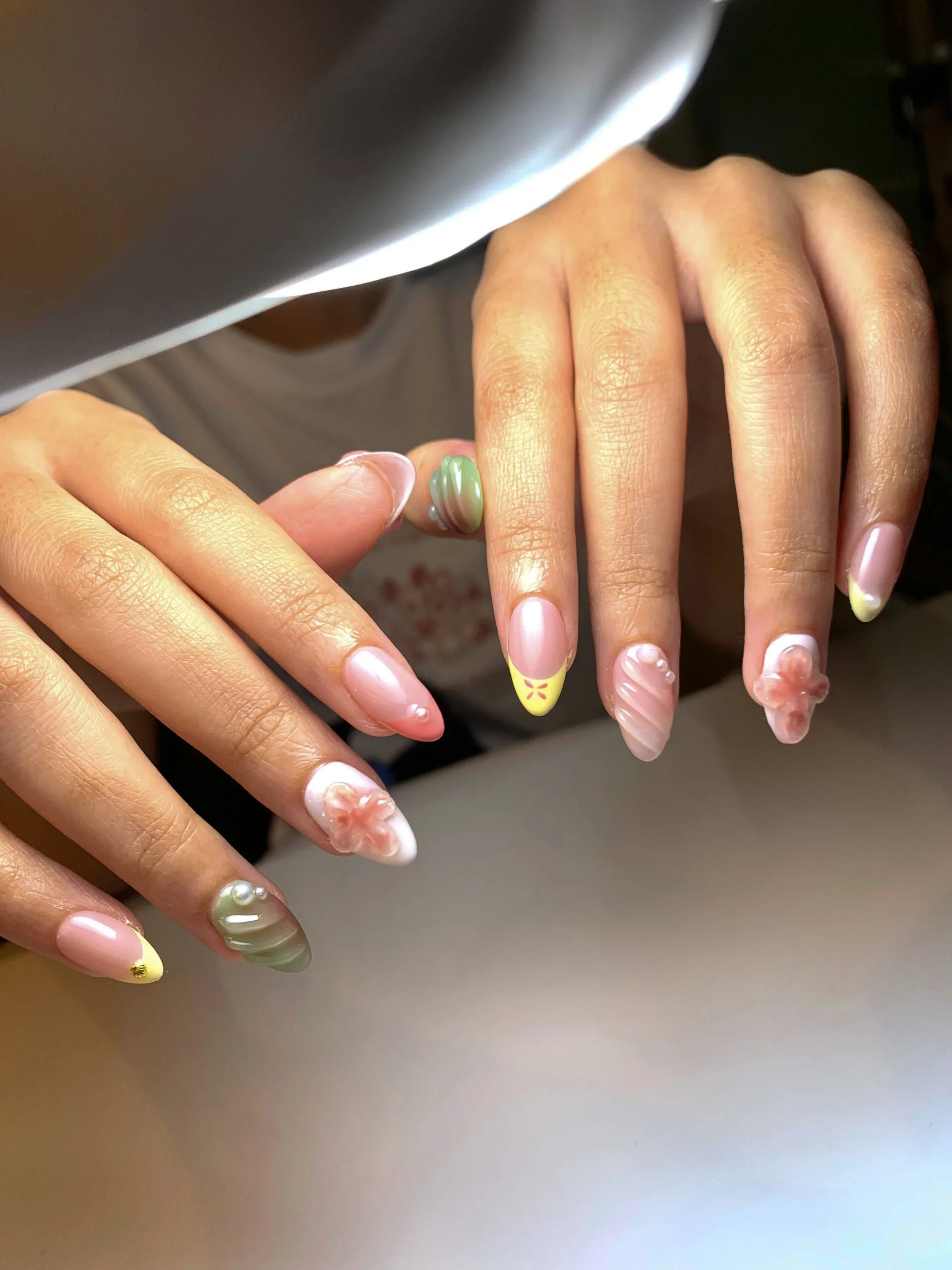 Nail art french nude dengan aksen chrome