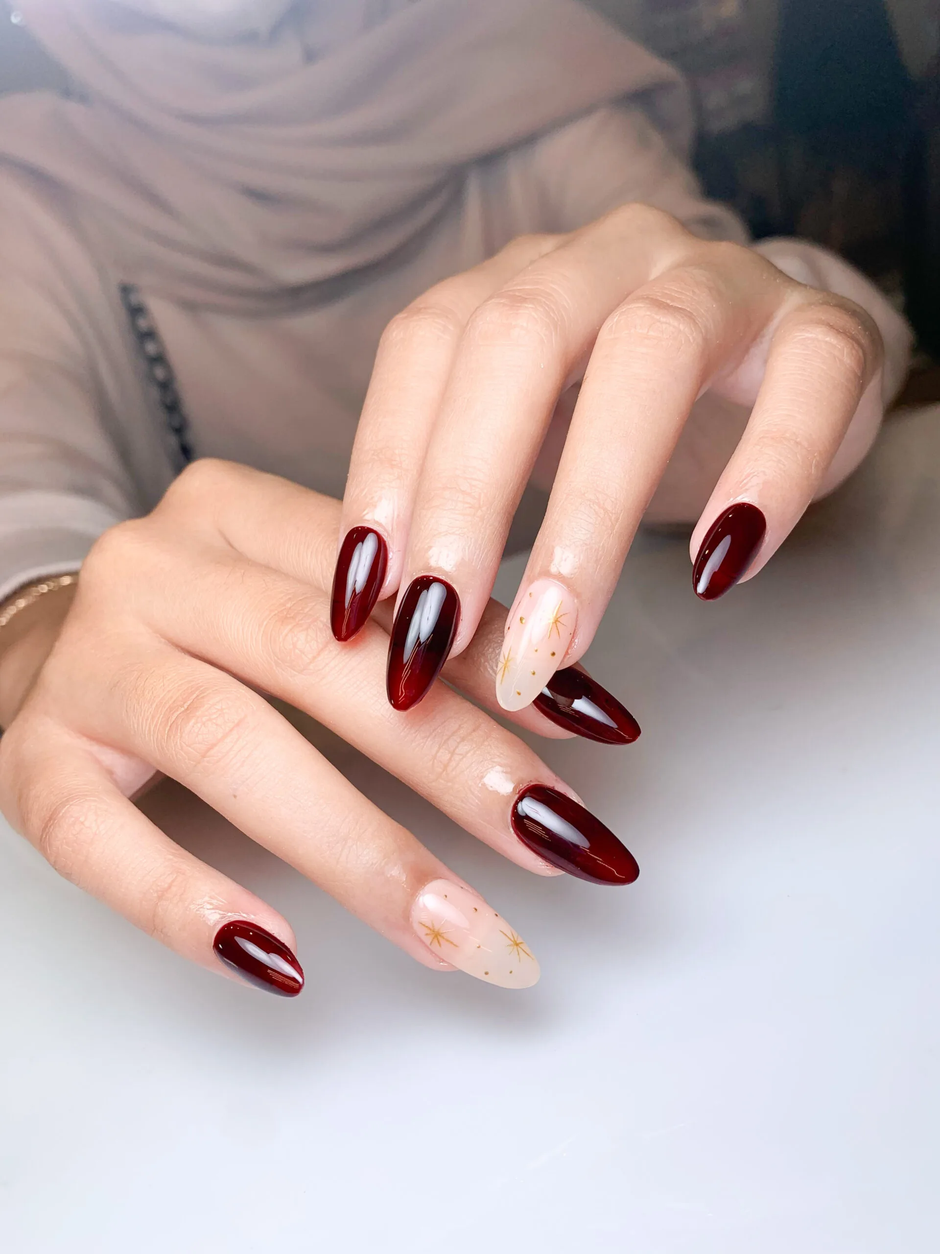 Nail art almond merah maroon glossy